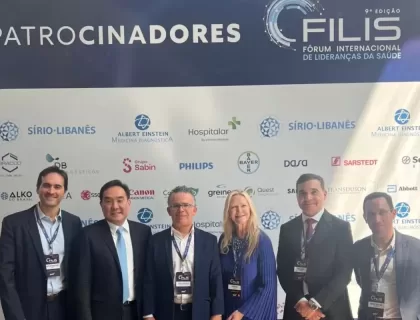 Drs. Renato Hoffmann, Cesar Nomura, Douglas Racy, Claudia Cohn (diretora no grupo DASA e membro do conselho de administração da Abramed), Marcos Queiroz e Henrique Trad